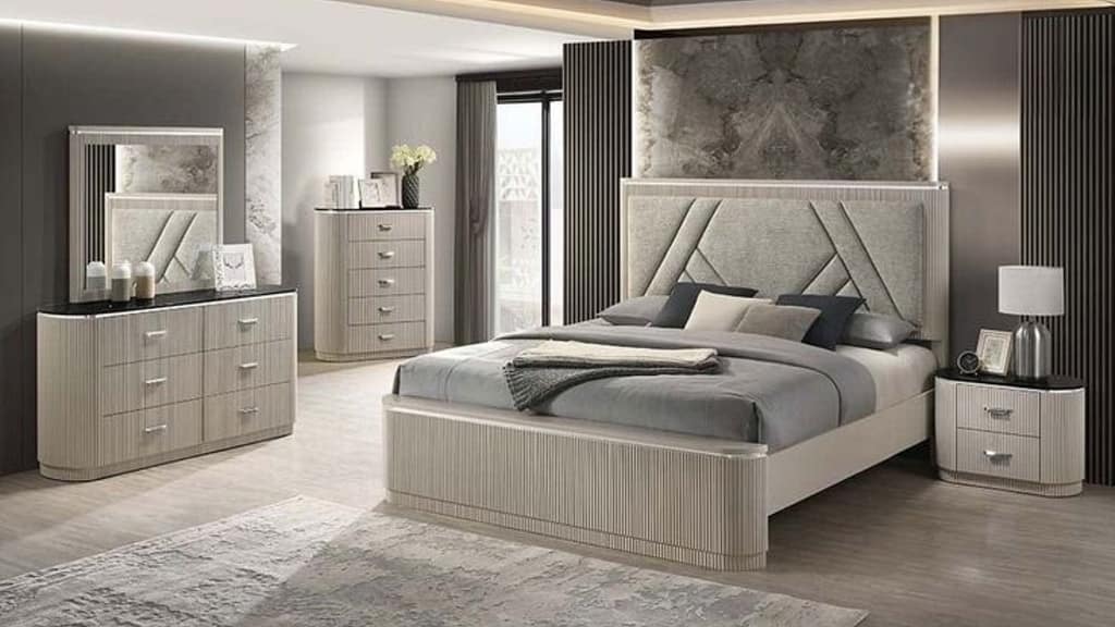Large Matching Bedroom Furniture Set With Bed and Storage